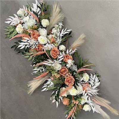 टेबल सेंटरपीस के लिए फूलों की व्यवस्था