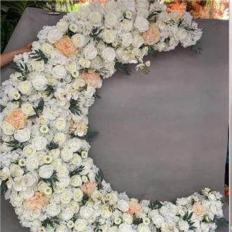 मेहराबों और वेदियों के लिए फूल