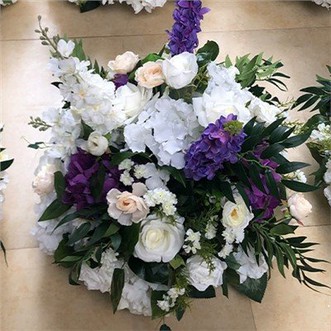 बैंगनी और सफेद वेडिंग फ्लॉवर सेंटरपीस