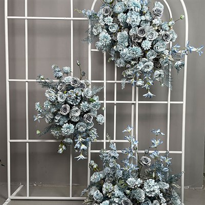 नीले फूलों की टेबल व्यवस्था