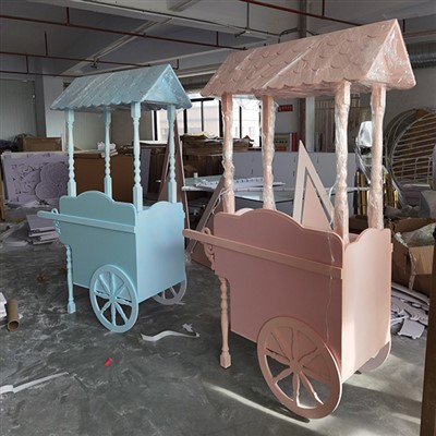 पहियों पर कैंडी गाड़ी