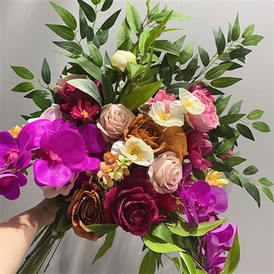 हाथ से पकड़ा हुआ गुलदस्ता