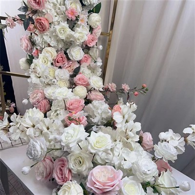 डाइनिंग टेबल के लिए बड़े फूलों की व्यवस्था