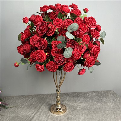 शादी के लिए लाल फूल की गेंदें