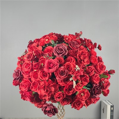 लाल फूल की गेंदें