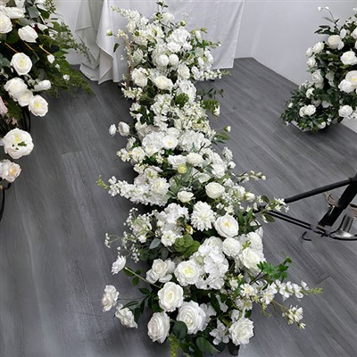 सफेद और हरे फूलों की सजावट