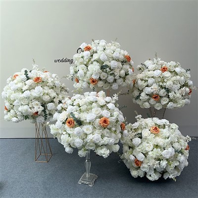 सफेद और नारंगी फूलों की व्यवस्था