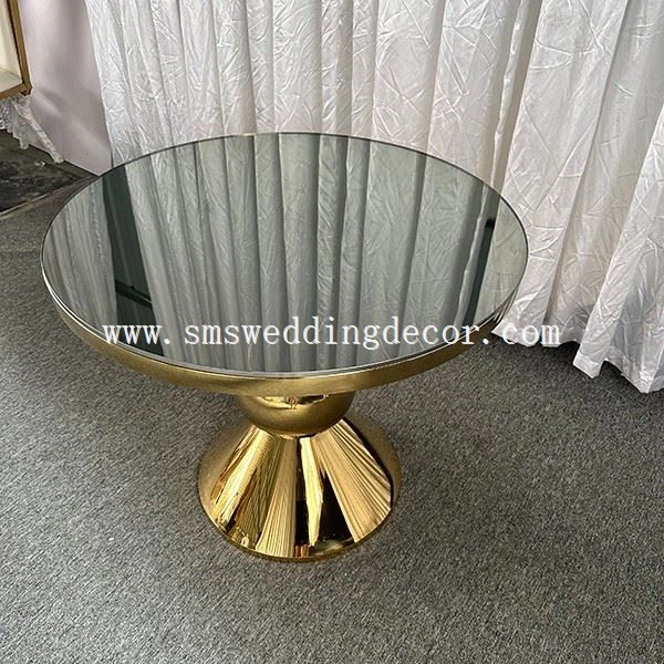 elegant cake table